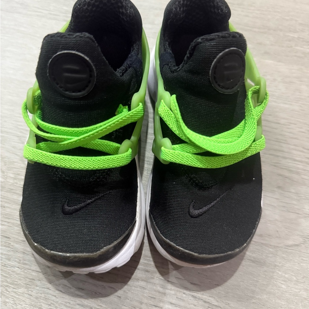 Nike Kids Black and Neon Green Sneakers